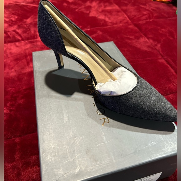 Ann Taylor shoes in black slate. Size 9 - Picture 2 of 4